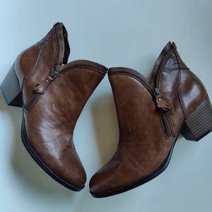 Earth Women's Hawthorne Brown bootie